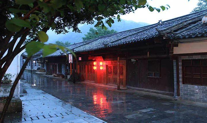 江西两商贩街头吵架互扔草莓，街道办：或因抢位置引发摩擦，执法大队已介入